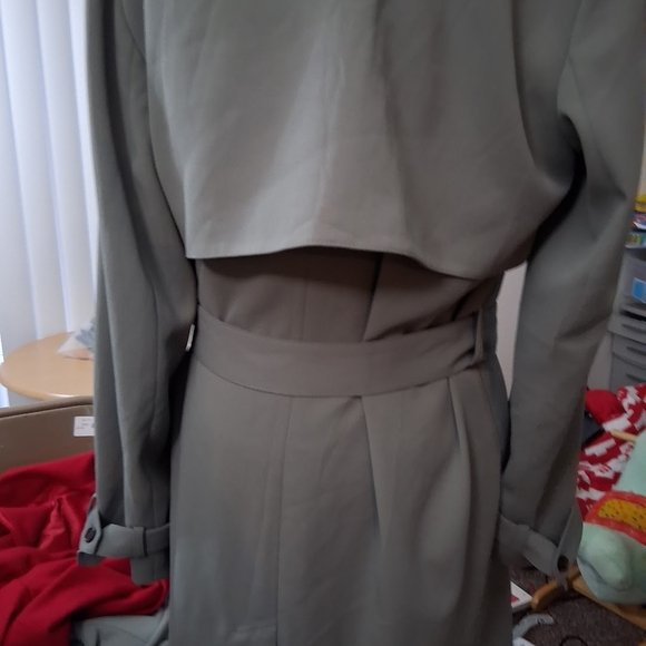 Elegant Women's Gray Trench Coat - Picture 5 of 10